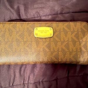 I loved this wallet it’s very durable matches the Mk bag I have listed